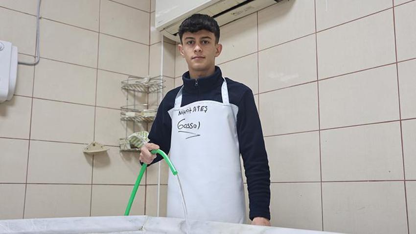 21 yaşındaki gassal vasiyet almaya başladı! 'Arkadaşlarım 'beni sen yıkayacaksın, ölünce de şu mezarlığa koy' diye vasiyet ediyorlar'