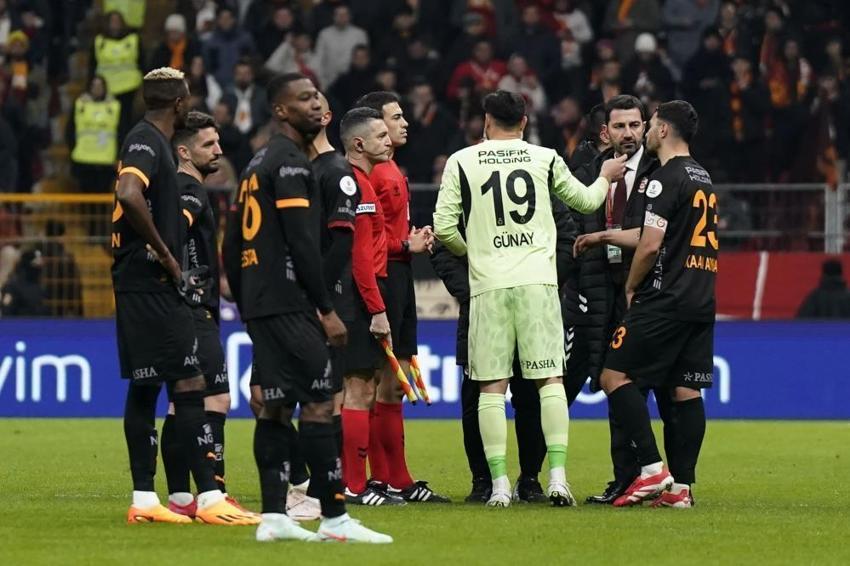 Adana Demirspor'un sahadan çekilmesi sonrası ortalık karıştı: Bir alt kümeye düşürülsün