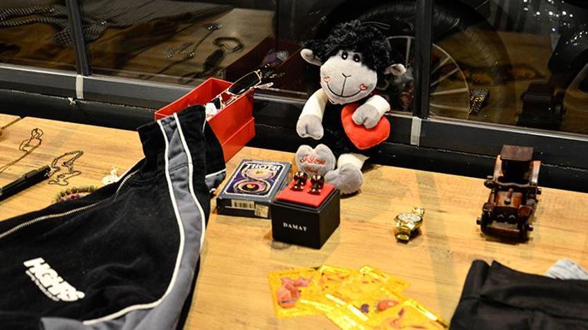 'Atsan atılmaz, satsan satılır' Eski sevgilinin hediyeleri mezatla satıldı! Mersin'de kafede bir araya gelen grup görülmemiş bir şey yaptı