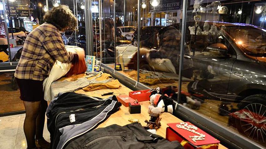 'Atsan atılmaz, satsan satılır' Eski sevgilinin hediyeleri mezatla satıldı! Mersin'de kafede bir araya gelen grup görülmemiş bir şey yaptı