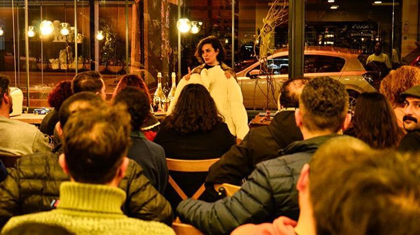 'Atsan atılmaz, satsan satılır' Eski sevgilinin hediyeleri mezatla satıldı! Mersin'de kafede bir araya gelen grup görülmemiş bir şey yaptı