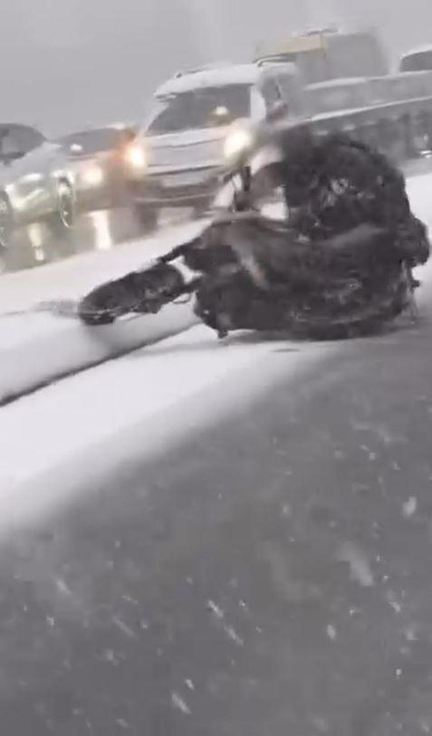 Yoğun kar yağışı İstanbul'da etkisini artırarak devam ediyor! Tatil haberleri ve uyarılar art arda geliyor 