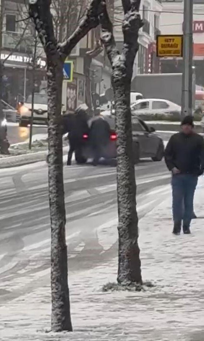Yoğun kar yağışı İstanbul'da etkisini artırarak devam ediyor! Tatil haberleri ve uyarılar art arda geliyor 
