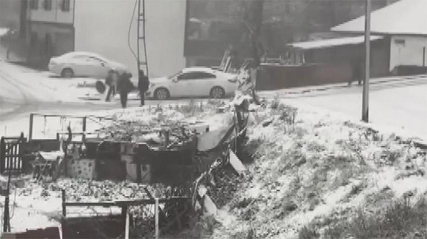 Yoğun kar yağışı İstanbul'da etkisini artırarak devam ediyor! Tatil haberleri ve uyarılar art arda geliyor 