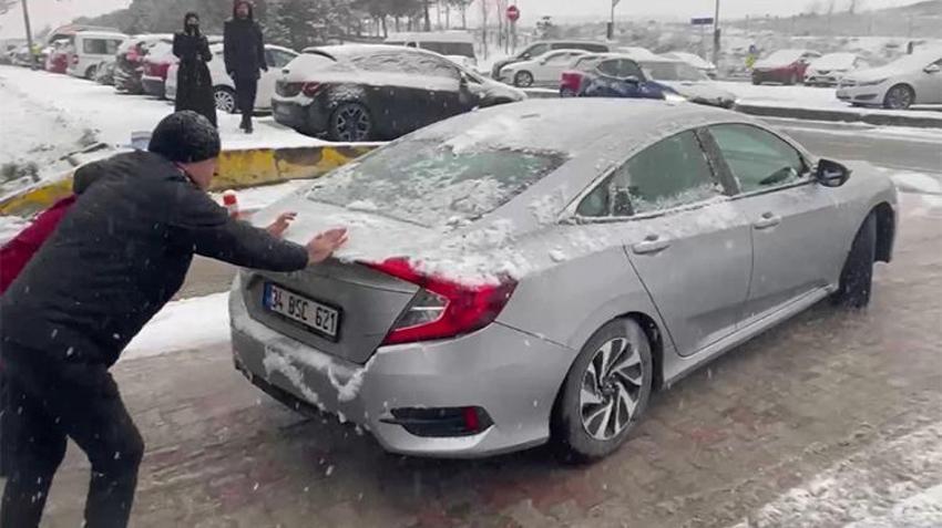 Yoğun kar yağışı İstanbul'da etkisini artırarak devam ediyor! Tatil haberleri ve uyarılar art arda geliyor 