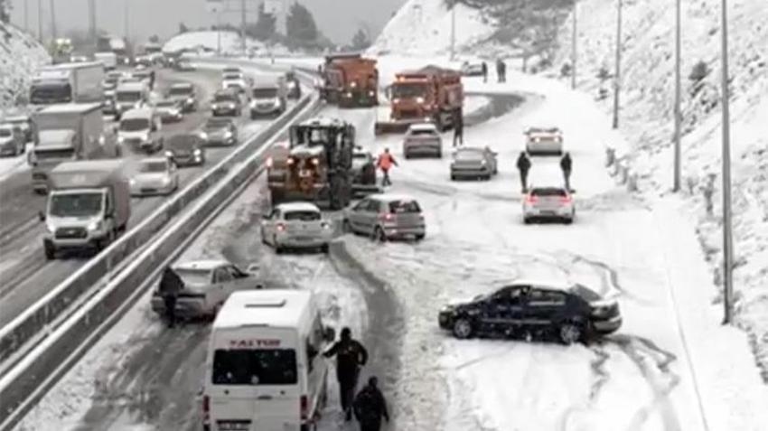 Yoğun kar yağışı İstanbul'da etkisini artırarak devam ediyor! Tatil haberleri ve uyarılar art arda geliyor 
