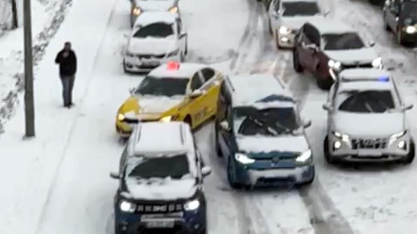Yoğun kar yağışı İstanbul'da etkisini artırarak devam ediyor! Tatil haberleri ve uyarılar art arda geliyor 