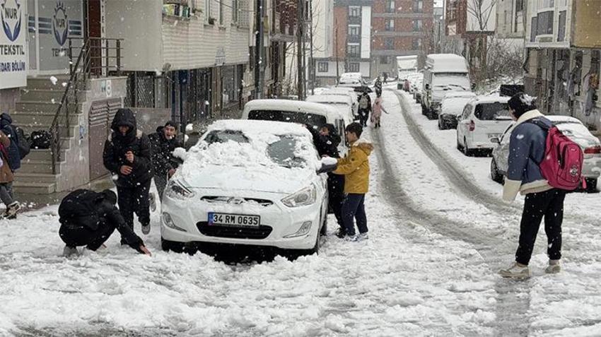 Yoğun kar yağışı İstanbul'da etkisini artırarak devam ediyor! Tatil haberleri ve uyarılar art arda geliyor 