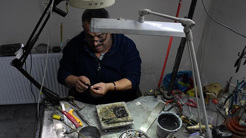 İstanbul Kapalıçarşı'da öğrendiği sadekarlığı, Düzce'de 250 yıllık ata yadigarı tezgahta yapıyor