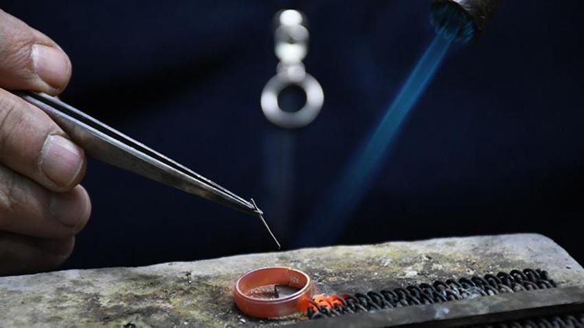 İstanbul Kapalıçarşı'da öğrendiği sadekarlığı, Düzce'de 250 yıllık ata yadigarı tezgahta yapıyor