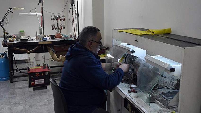 İstanbul Kapalıçarşı'da öğrendiği sadekarlığı, Düzce'de 250 yıllık ata yadigarı tezgahta yapıyor