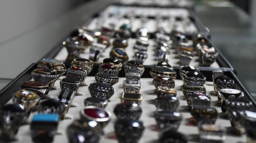 İstanbul Kapalıçarşı'da öğrendiği sadekarlığı, Düzce'de 250 yıllık ata yadigarı tezgahta yapıyor