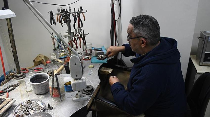 İstanbul Kapalıçarşı'da öğrendiği sadekarlığı, Düzce'de 250 yıllık ata yadigarı tezgahta yapıyor