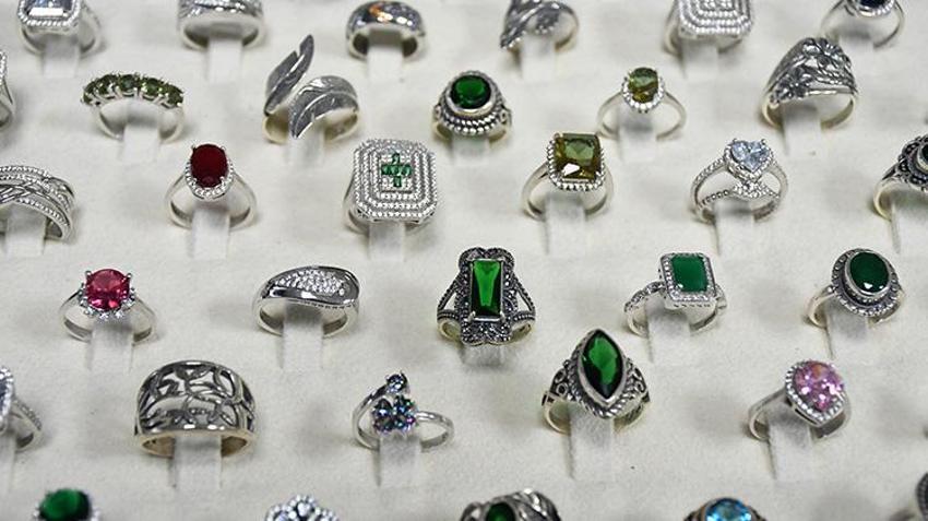 İstanbul Kapalıçarşı'da öğrendiği sadekarlığı, Düzce'de 250 yıllık ata yadigarı tezgahta yapıyor