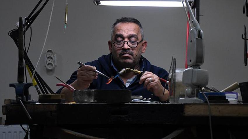 İstanbul Kapalıçarşı'da öğrendiği sadekarlığı, Düzce'de 250 yıllık ata yadigarı tezgahta yapıyor