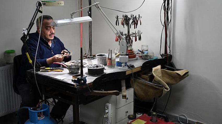 İstanbul Kapalıçarşı'da öğrendiği sadekarlığı, Düzce'de 250 yıllık ata yadigarı tezgahta yapıyor