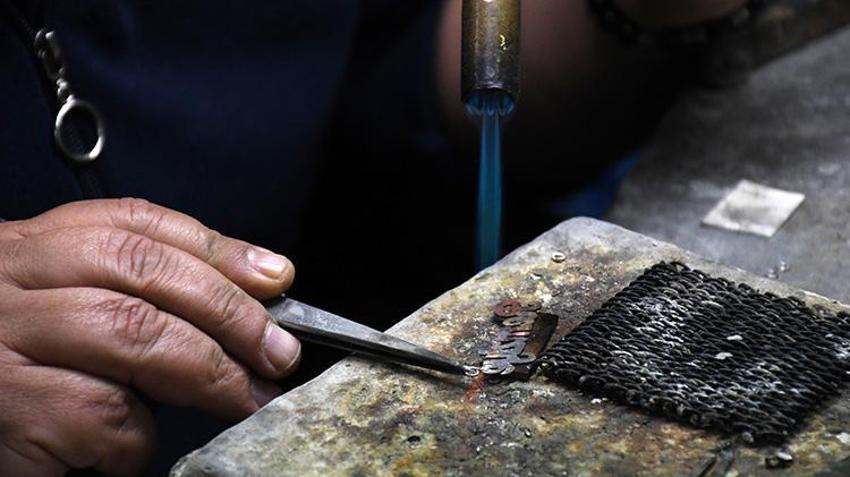 İstanbul Kapalıçarşı'da öğrendiği sadekarlığı, Düzce'de 250 yıllık ata yadigarı tezgahta yapıyor