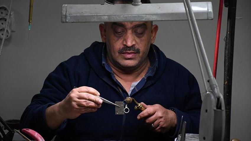 İstanbul Kapalıçarşı'da öğrendiği sadekarlığı, Düzce'de 250 yıllık ata yadigarı tezgahta yapıyor