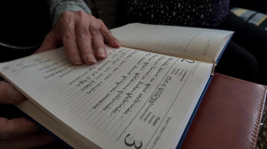 Yaşlı çiftin aşkı şiirlere bile sığmadı! Bolu'da 78 yaşındaki Musa Kırdar, eşine binin üzerinde şiir yazdı