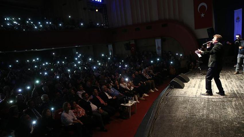 Adana'da 'Hatırası Yeter' konseri: Ferdi Tayfur'un unutulmaz şarkıları yeniden söylendi