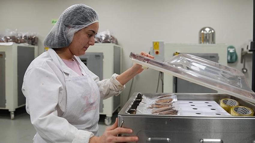 Paça çorbasından cips üretti! Bilim insanının ürettiği cips ve krakerler piyasaya damga vurdu