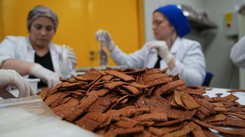 Paça çorbasından cips üretti! Bilim insanının ürettiği cips ve krakerler piyasaya damga vurdu