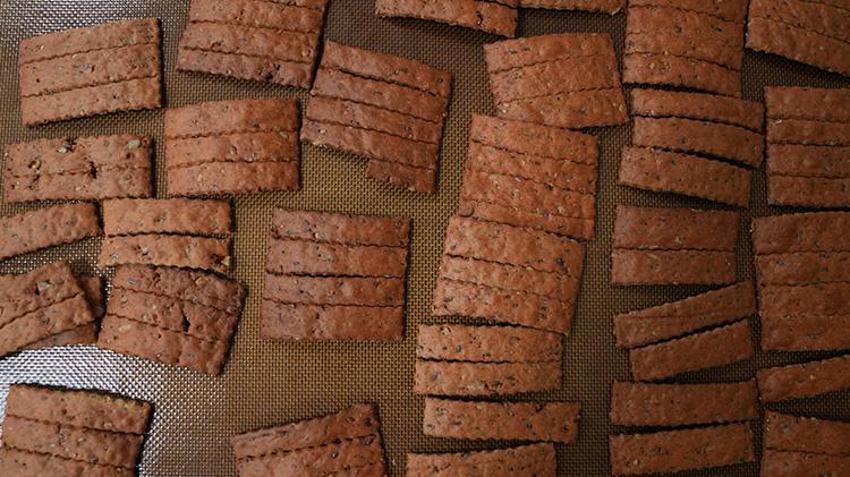 Paça çorbasından cips üretti! Bilim insanının ürettiği cips ve krakerler piyasaya damga vurdu