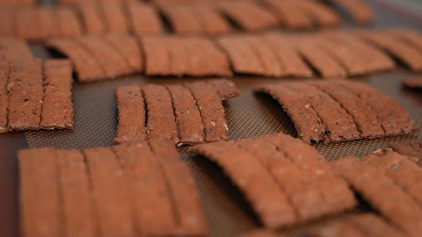 Paça çorbasından cips üretti! Bilim insanının ürettiği cips ve krakerler piyasaya damga vurdu