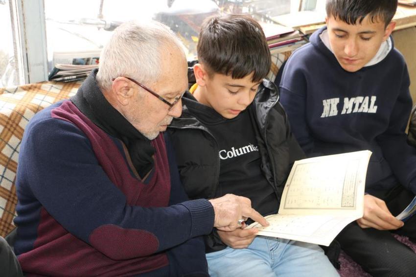 10 parmağında 10 marifet! 77 yaşında gençlere taş çıkarıyor