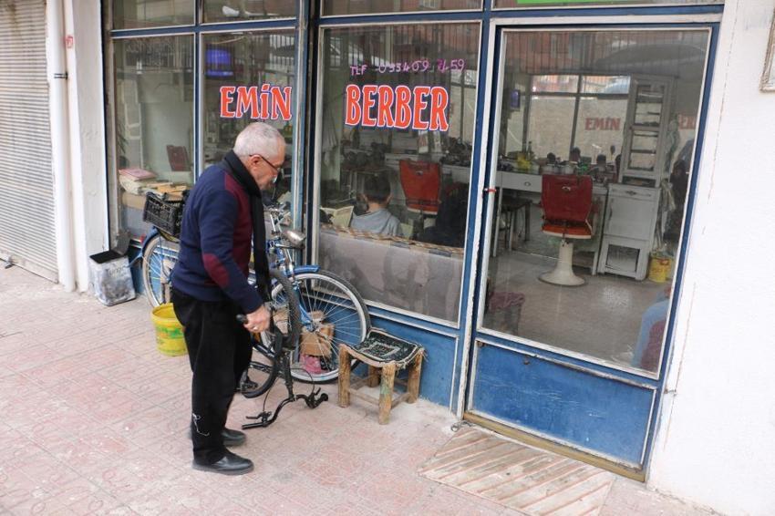10 parmağında 10 marifet! 77 yaşında gençlere taş çıkarıyor