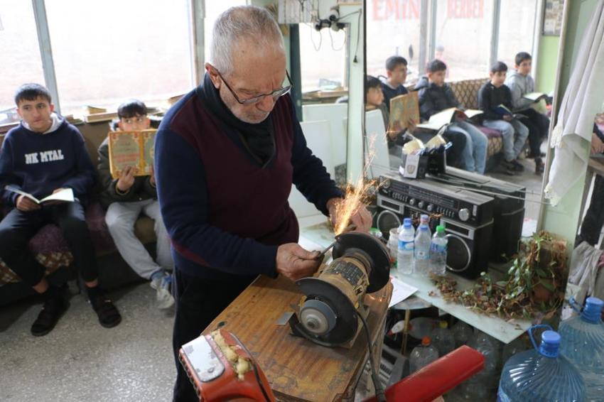 10 parmağında 10 marifet! 77 yaşında gençlere taş çıkarıyor