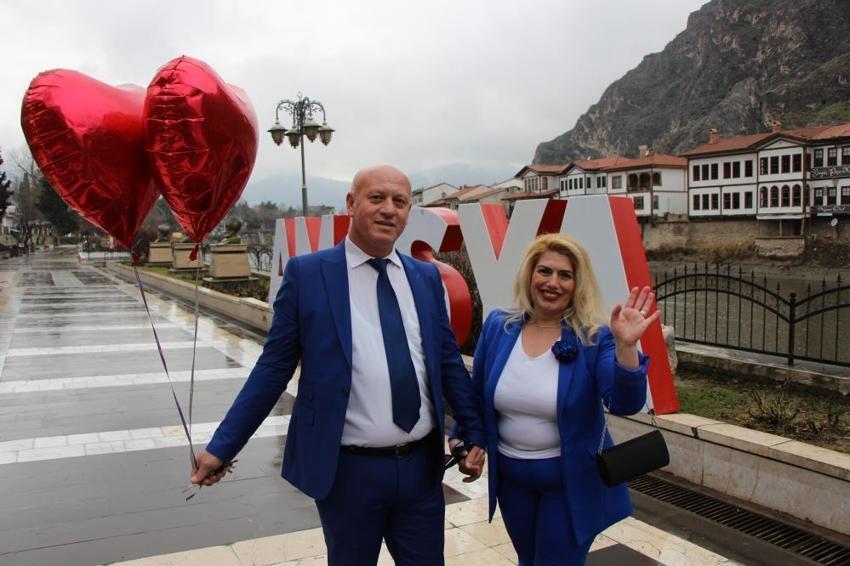 Türkiye'nin en renkli aşıkları: 26 yıldır aynı renk elbiseler giyiyorlar! Eşini her yıl istemeye gidiyor