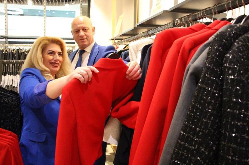 Türkiye'nin en renkli aşıkları: 26 yıldır aynı renk elbiseler giyiyorlar! Eşini her yıl istemeye gidiyor