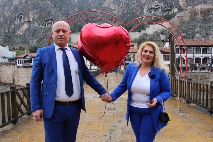 Türkiye'nin en renkli aşıkları: 26 yıldır aynı renk elbiseler giyiyorlar! Eşini her yıl istemeye gidiyor