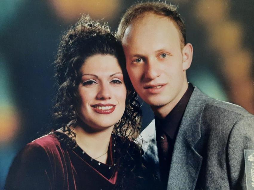 Türkiye'nin en renkli aşıkları: 26 yıldır aynı renk elbiseler giyiyorlar! Eşini her yıl istemeye gidiyor