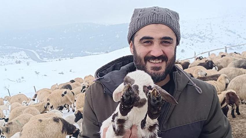Elazığ'da göçerlerin zorlu yolculuğu! Beyaz örtünün içinde hayvanlarını besliyorlar