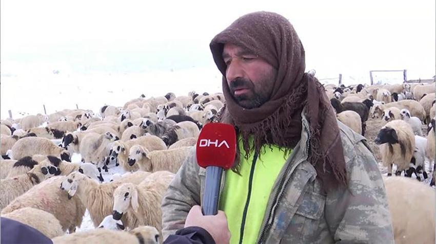 Elazığ'da göçerlerin zorlu yolculuğu! Beyaz örtünün içinde hayvanlarını besliyorlar