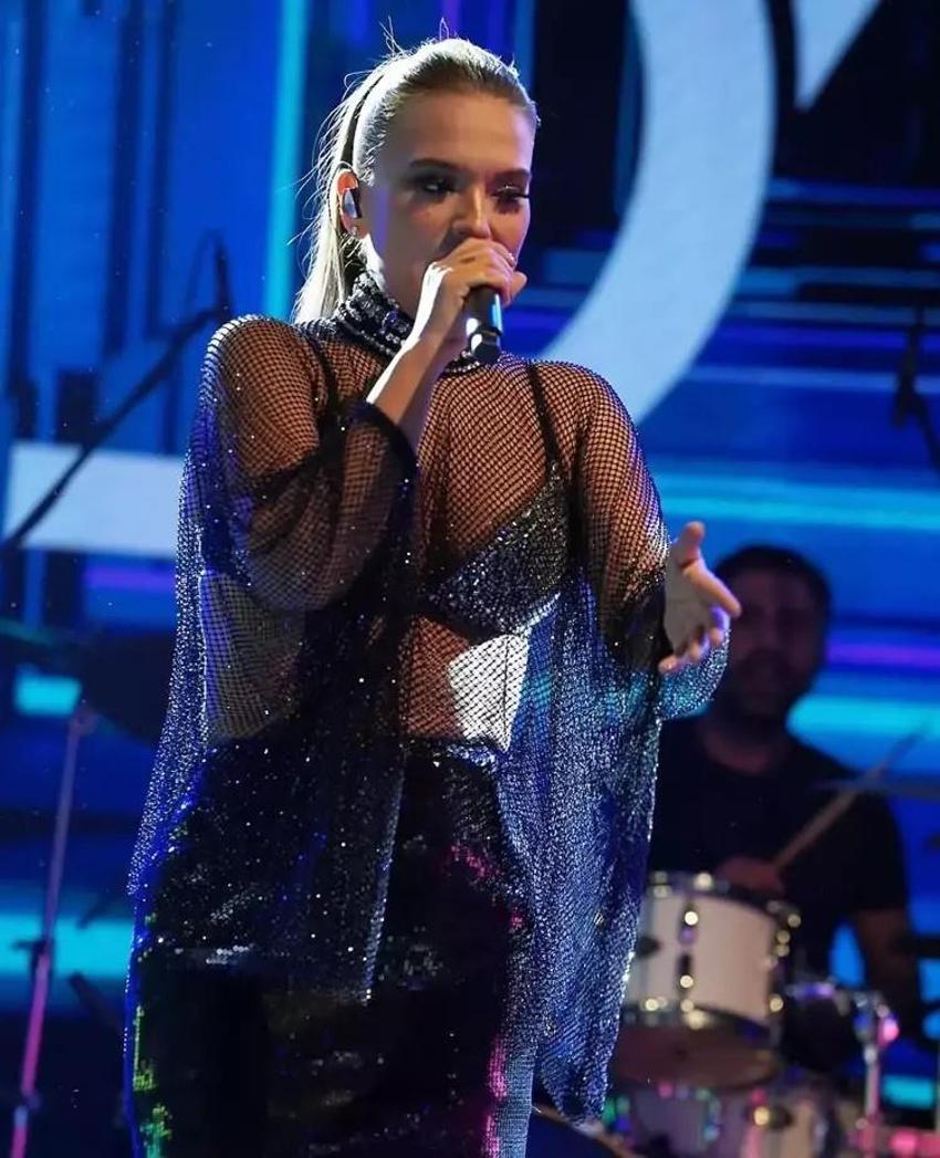 Demet Akalın'ın klibi sosyal medyada olay oldu! 'Sence olmuş mu abla'