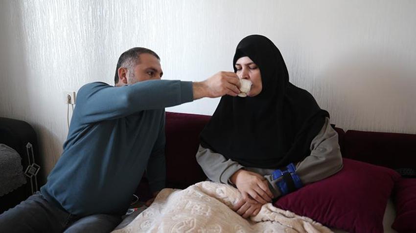 12 yıldır yürüyemeyen eşinin hizmetkarı oldu! Muş'ta MS hastası kadının her işinde eşi yardımcı oluyor