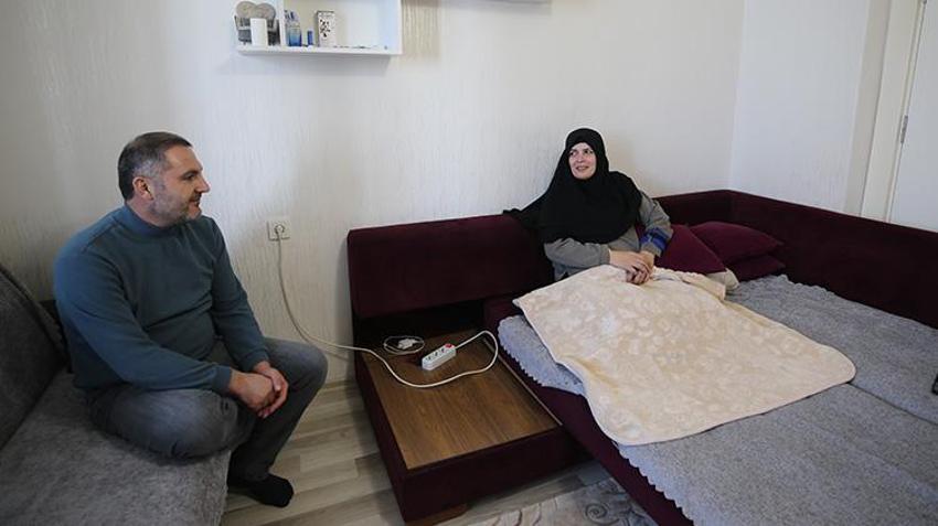 12 yıldır yürüyemeyen eşinin hizmetkarı oldu! Muş'ta MS hastası kadının her işinde eşi yardımcı oluyor