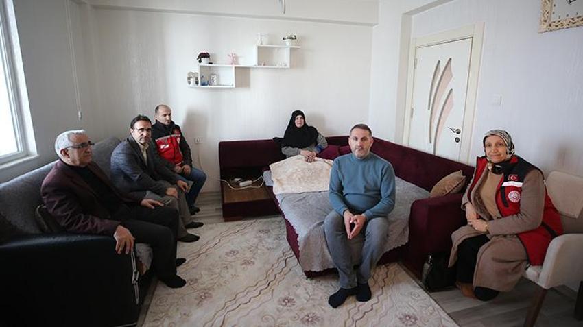 12 yıldır yürüyemeyen eşinin hizmetkarı oldu! Muş'ta MS hastası kadının her işinde eşi yardımcı oluyor