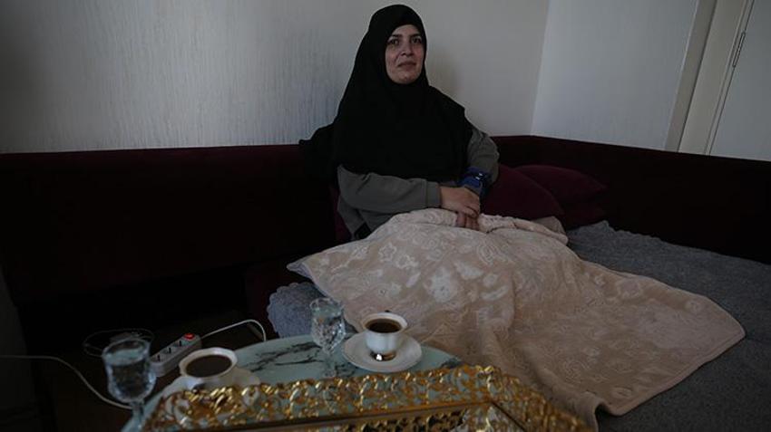 12 yıldır yürüyemeyen eşinin hizmetkarı oldu! Muş'ta MS hastası kadının her işinde eşi yardımcı oluyor