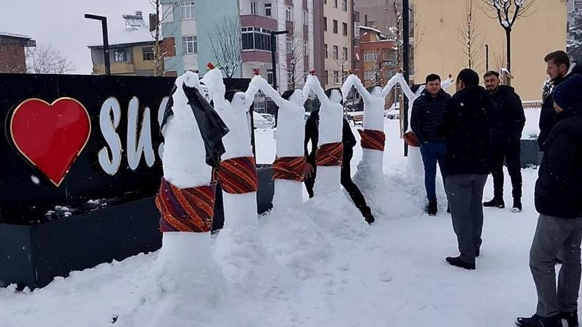 Üşümedi, üşenmedi şehrin göbeğine kardan folklor ekibi yaptı!