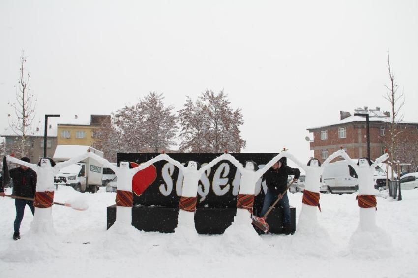 Üşümedi, üşenmedi şehrin göbeğine kardan folklor ekibi yaptı!