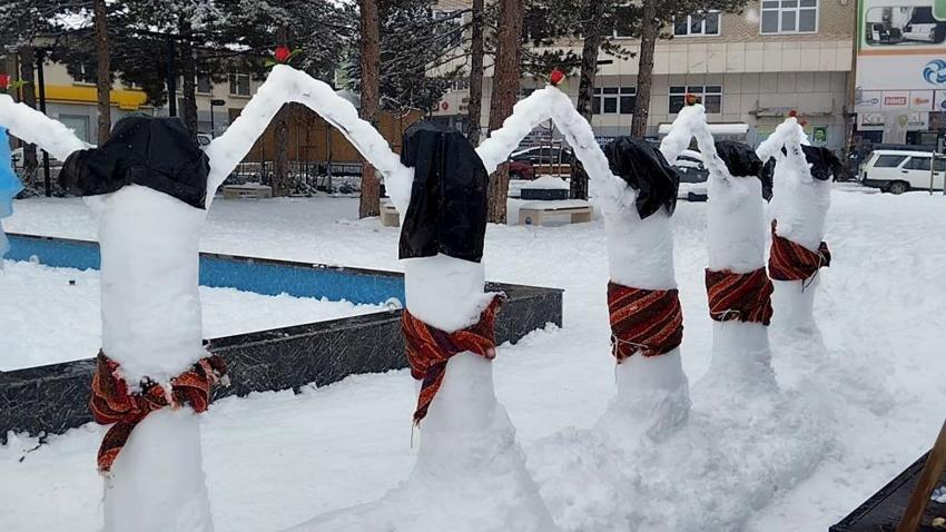 Üşümedi, üşenmedi şehrin göbeğine kardan folklor ekibi yaptı!