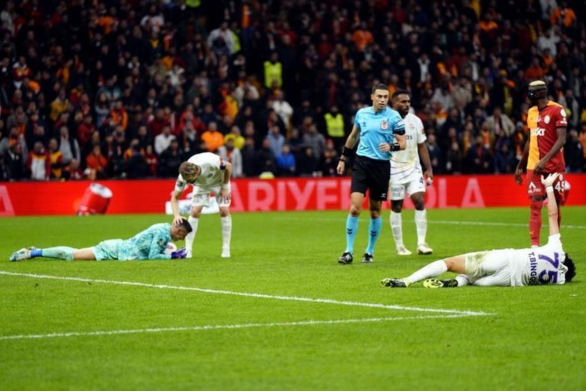 Berke Özer Galatasaray'a! Yılın transferi patladı, Fenerbahçe'yi sildi, Muslera'nın yerine geçiyor