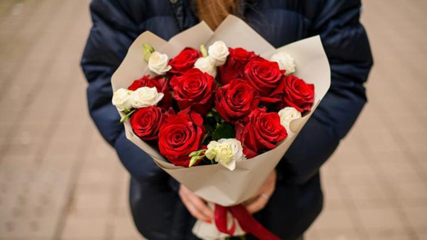 Adana’da 14 Şubat mesaisi! Çiçekçilerin sevgililer günü için çalışmaları sürüyor ‘Çiftler bir buket çiçek için bin lirayı gözden çıkarsın’