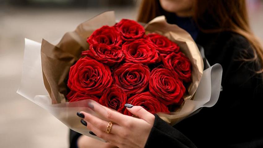 Adana’da 14 Şubat mesaisi! Çiçekçilerin sevgililer günü için çalışmaları sürüyor ‘Çiftler bir buket çiçek için bin lirayı gözden çıkarsın’