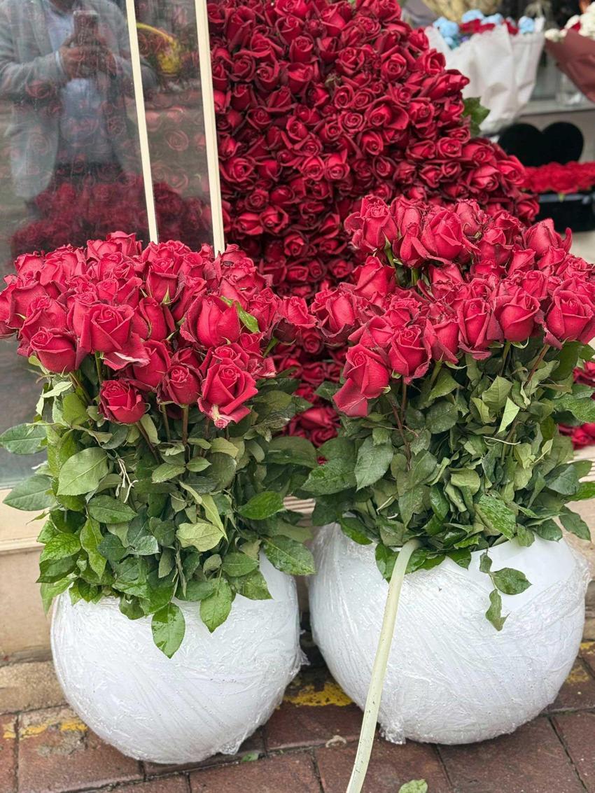 Adana’da 14 Şubat mesaisi! Çiçekçilerin sevgililer günü için çalışmaları sürüyor ‘Çiftler bir buket çiçek için bin lirayı gözden çıkarsın’