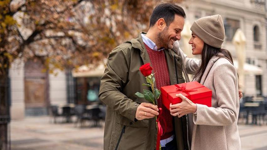 Adana’da 14 Şubat mesaisi! Çiçekçilerin sevgililer günü için çalışmaları sürüyor ‘Çiftler bir buket çiçek için bin lirayı gözden çıkarsın’